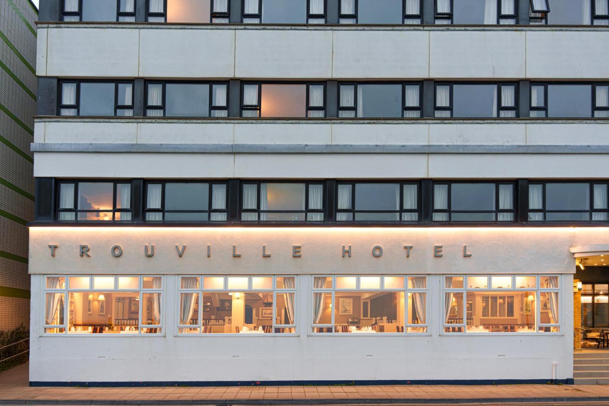 Trouville Hotel By Compass Hospitality Сандаун Екстериор снимка