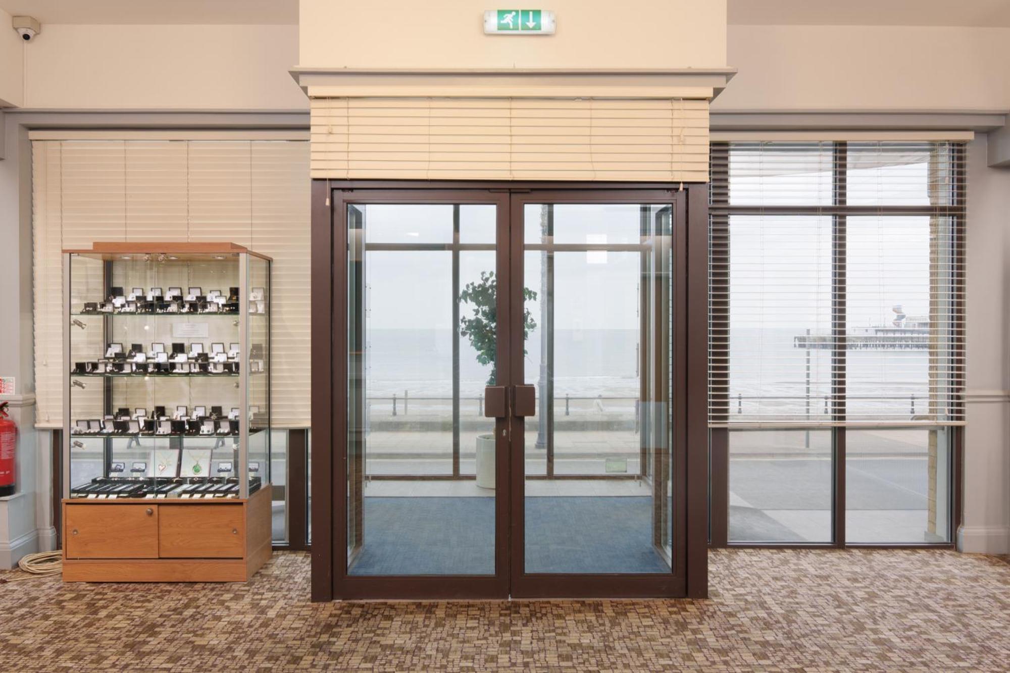 Trouville Hotel By Compass Hospitality Сандаун Екстериор снимка