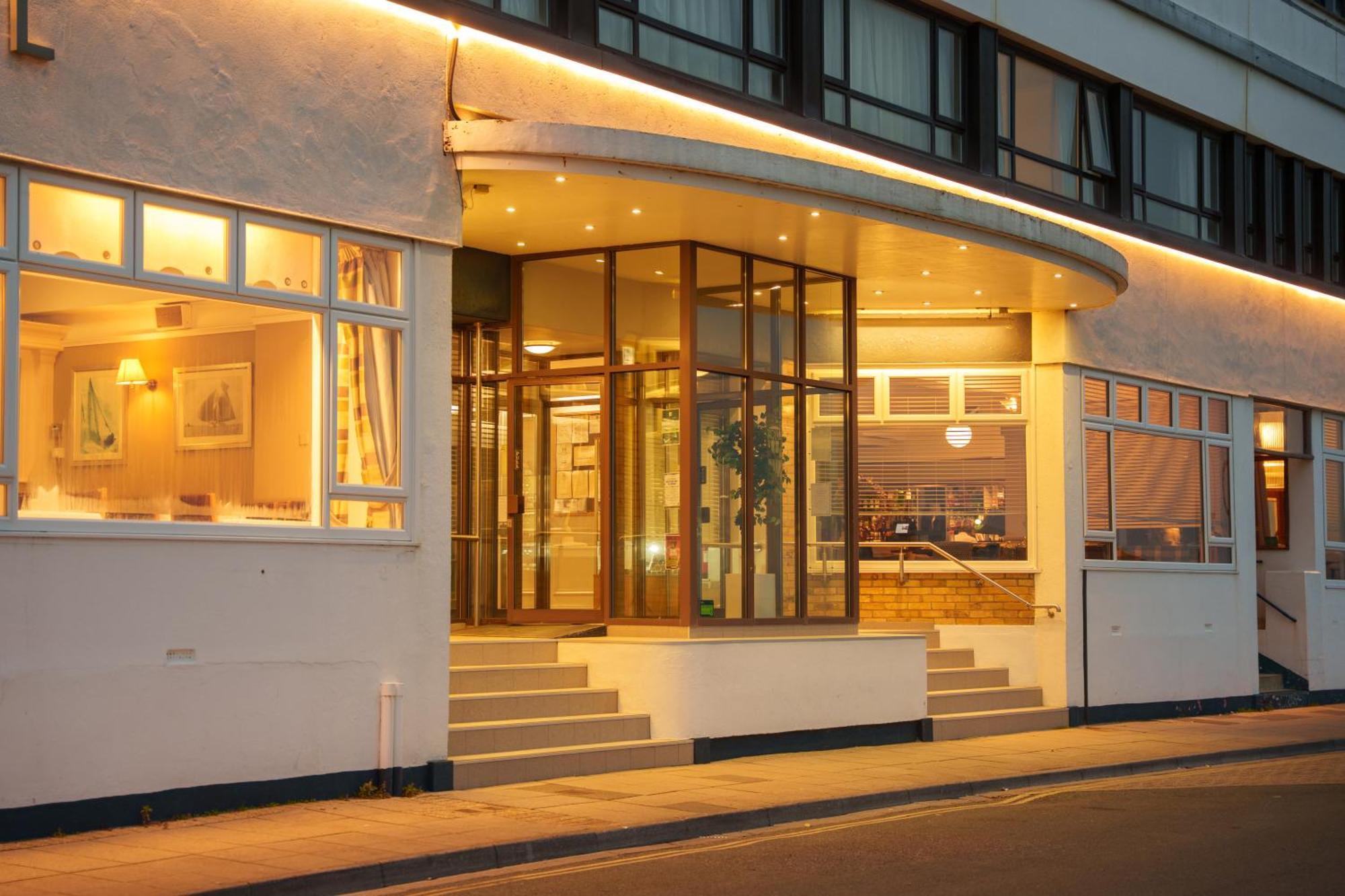 Trouville Hotel By Compass Hospitality Сандаун Екстериор снимка
