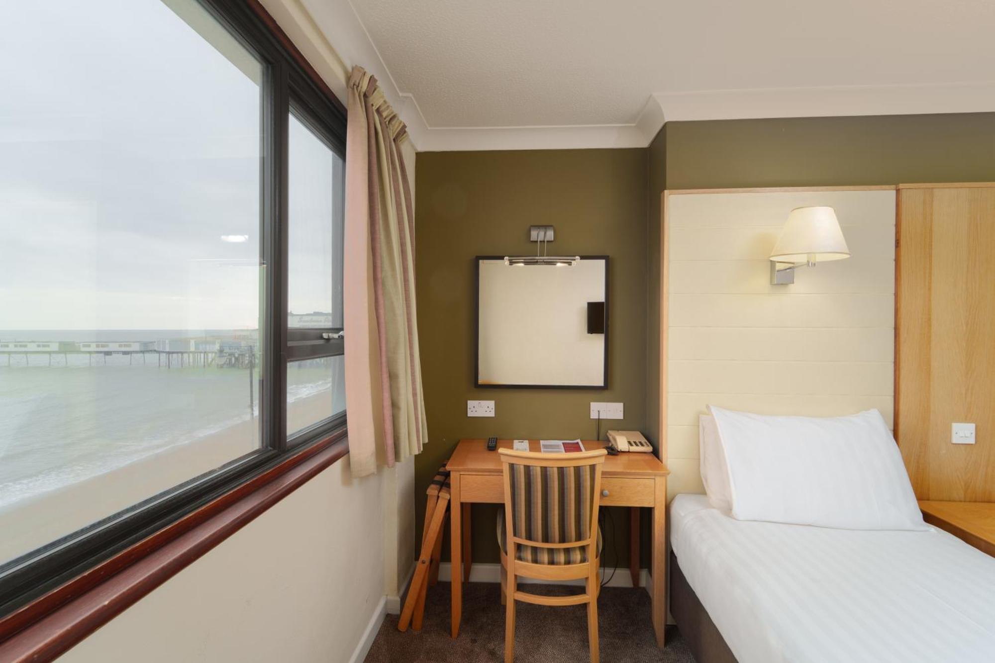 Trouville Hotel By Compass Hospitality Сандаун Екстериор снимка