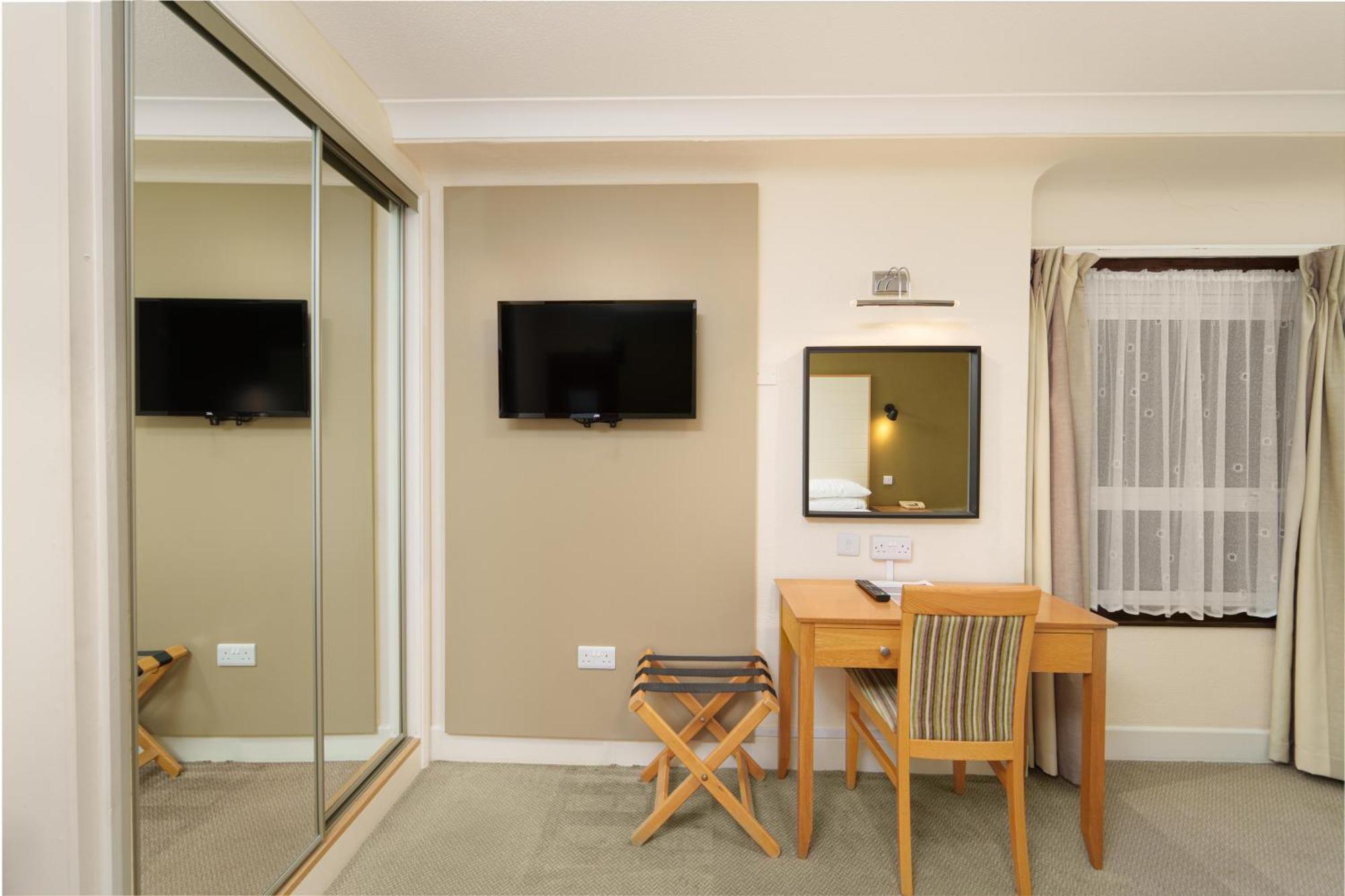 Trouville Hotel By Compass Hospitality Сандаун Екстериор снимка