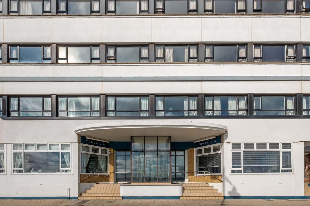 Trouville Hotel By Compass Hospitality Сандаун Екстериор снимка